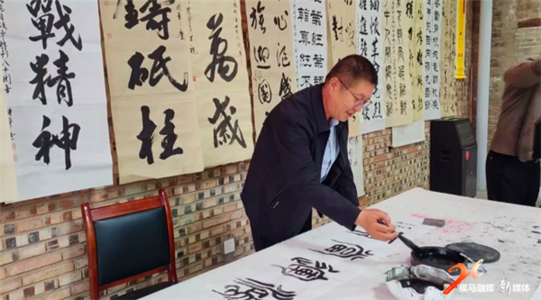 中国节·中秋丨南上官村举办“庆国庆 迎中秋”书法展，村民笔墨抒怀颂家国(图4)