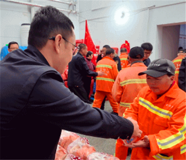中秋送暖入人心 爱心企业致敬环卫、城管一线守护者(图3)