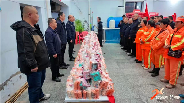 中秋送暖入人心 爱心企业致敬环卫、城管一线守护者(图2)