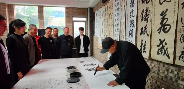 中国节·中秋丨南上官村举办“庆国庆 迎中秋”书法展，村民笔墨抒怀颂家国(图5)
