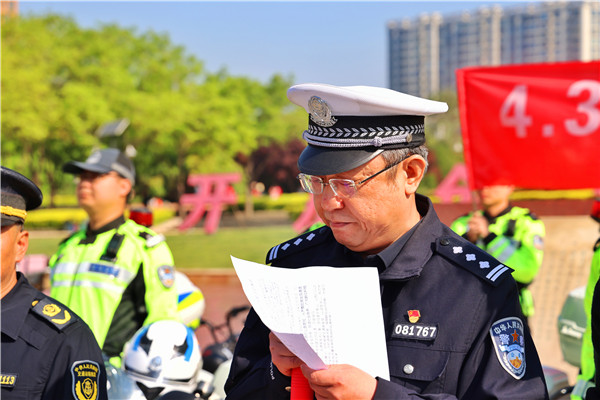 宣传员深入群众 文艺表演寓教于乐  侯马市“交通安全反思日”暨“文明行为促进条例”宣传周活动全面启动 (图3)