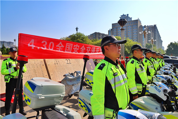 宣传员深入群众 文艺表演寓教于乐  侯马市“交通安全反思日”暨“文明行为促进条例”宣传周活动全面启动 (图12)