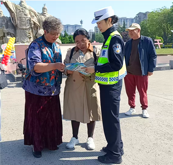 宣传员深入群众 文艺表演寓教于乐  侯马市“交通安全反思日”暨“文明行为促进条例”宣传周活动全面启动 (图20)