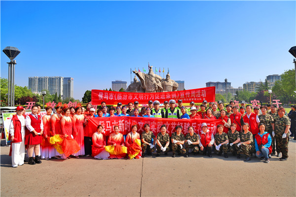 宣传员深入群众 文艺表演寓教于乐  侯马市“交通安全反思日”暨“文明行为促进条例”宣传周活动全面启动 (图1)