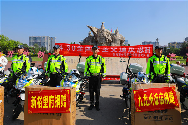 宣传员深入群众 文艺表演寓教于乐  侯马市“交通安全反思日”暨“文明行为促进条例”宣传周活动全面启动 (图13)