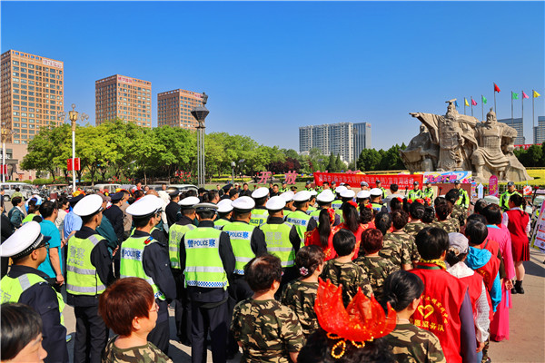 宣传员深入群众 文艺表演寓教于乐  侯马市“交通安全反思日”暨“文明行为促进条例”宣传周活动全面启动 (图9)