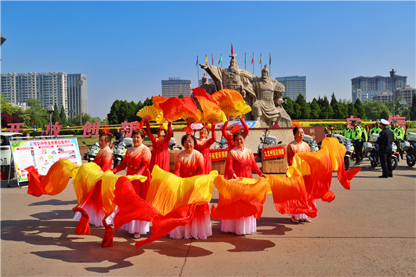 宣传员深入群众 文艺表演寓教于乐  侯马市“交通安全反思日”暨“文明行为促进条例”宣传周活动全面启动 (图17)