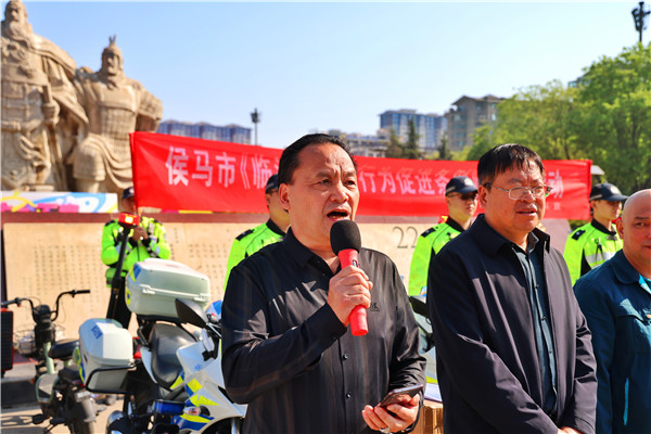 宣传员深入群众 文艺表演寓教于乐  侯马市“交通安全反思日”暨“文明行为促进条例”宣传周活动全面启动 (图5)