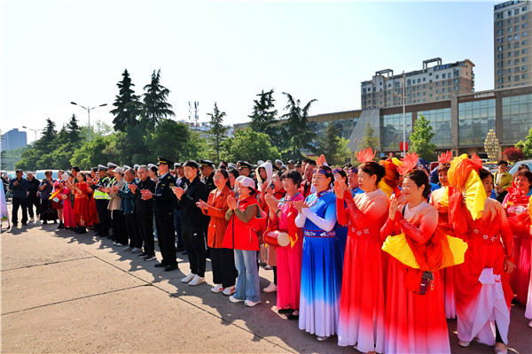 宣传员深入群众 文艺表演寓教于乐  侯马市“交通安全反思日”暨“文明行为促进条例”宣传周活动全面启动 (图6)