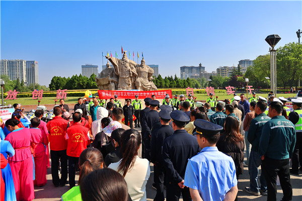 宣传员深入群众 文艺表演寓教于乐  侯马市“交通安全反思日”暨“文明行为促进条例”宣传周活动全面启动 (图10)