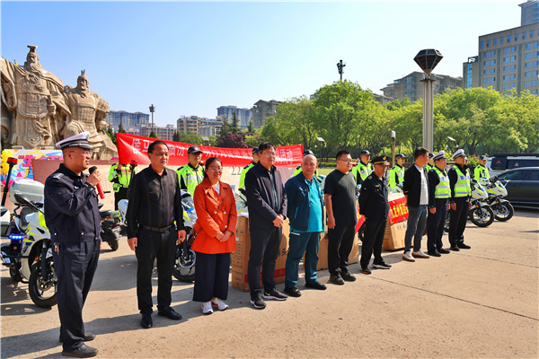 宣传员深入群众 文艺表演寓教于乐  侯马市“交通安全反思日”暨“文明行为促进条例”宣传周活动全面启动 (图4)