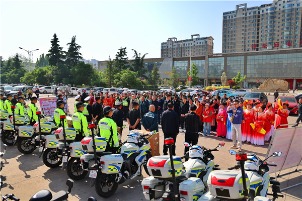 宣传员深入群众 文艺表演寓教于乐  侯马市“交通安全反思日”暨“文明行为促进条例”宣传周活动全面启动 (图8)
