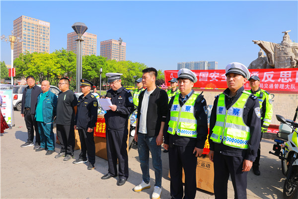 宣传员深入群众 文艺表演寓教于乐  侯马市“交通安全反思日”暨“文明行为促进条例”宣传周活动全面启动 (图2)