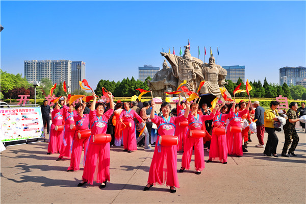 宣传员深入群众 文艺表演寓教于乐  侯马市“交通安全反思日”暨“文明行为促进条例”宣传周活动全面启动 (图18)