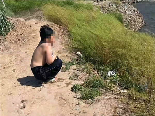 【凡人善举】湍急河水中生死救援：他纵身一跳，将落水少年从死神手中夺回(图2)