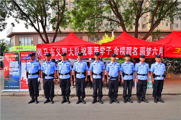 《侯马义警：护学岗上的“编外铁军”，平安路上的坚实屏障》(图1)
