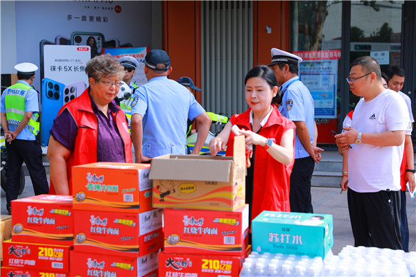 侯马市新时代文明实践"文艺轻骑兵"酷暑送清凉 慰问一线执勤交警(图3)