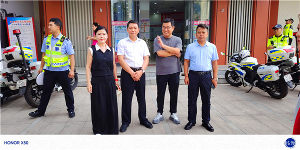 侯马市新时代文明实践"文艺轻骑兵"酷暑送清凉 慰问一线执勤交警(图2)