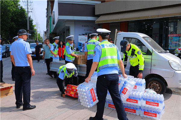 侯马市新时代文明实践"文艺轻骑兵"酷暑送清凉 慰问一线执勤交警(图6)