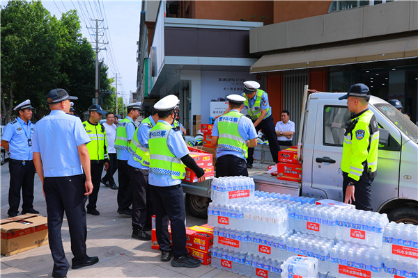 侯马市新时代文明实践"文艺轻骑兵"酷暑送清凉 慰问一线执勤交警(图7)