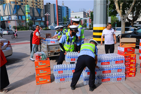 侯马市新时代文明实践"文艺轻骑兵"酷暑送清凉 慰问一线执勤交警(图5)