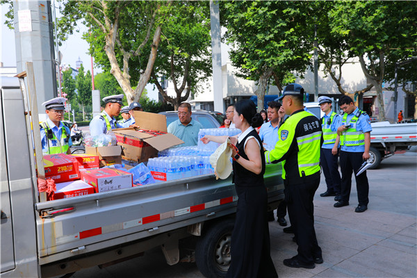 侯马市新时代文明实践"文艺轻骑兵"酷暑送清凉 慰问一线执勤交警(图4)